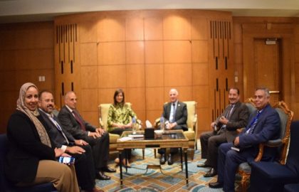 د/ محمد عبد العاطى يلتقى السفيرة نبيلة مكرم على هامش إسبوع القاهرة الرابع للمياه