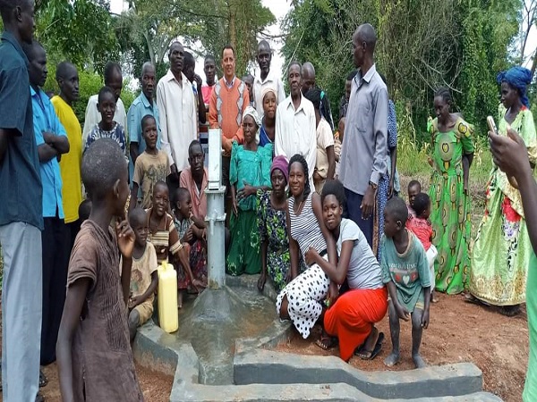 إنشاء بئر مياه نظيفة للمناطق المحرومة بدولة أوغندا الشقيقة