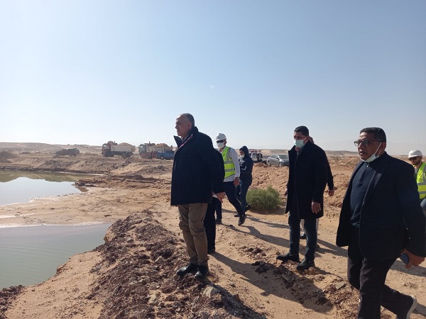 د/عبد العاطى يتفقد مشروعات الحماية من أخطار السيول