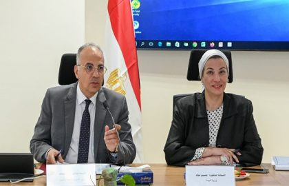 د/هانى سويلم ود/ ياسمين فؤاد يناقشان جهود تطبيق مفهوم الإقتصاد الأزرق في مصر